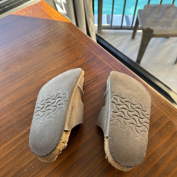 Well loved olive green Birkenstock sandals - Picture 3 of 4